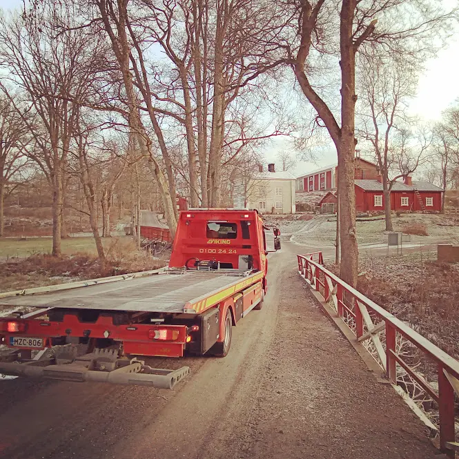 Hinauspalvelu Skog lavahinausauto sillalla.